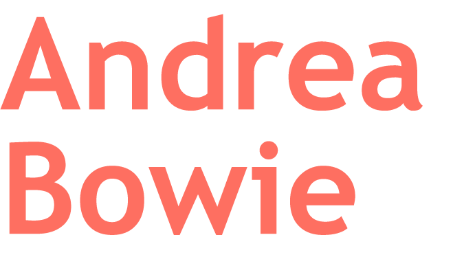 El nombre Andrea Bowie está escrito en rojo sobre un fondo blanco.