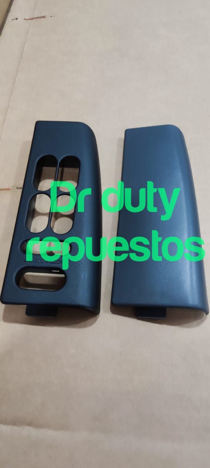 Dos insertos para paneles de puertas de coche en gris oscuro. Uno tiene ojales y el otro es liso.