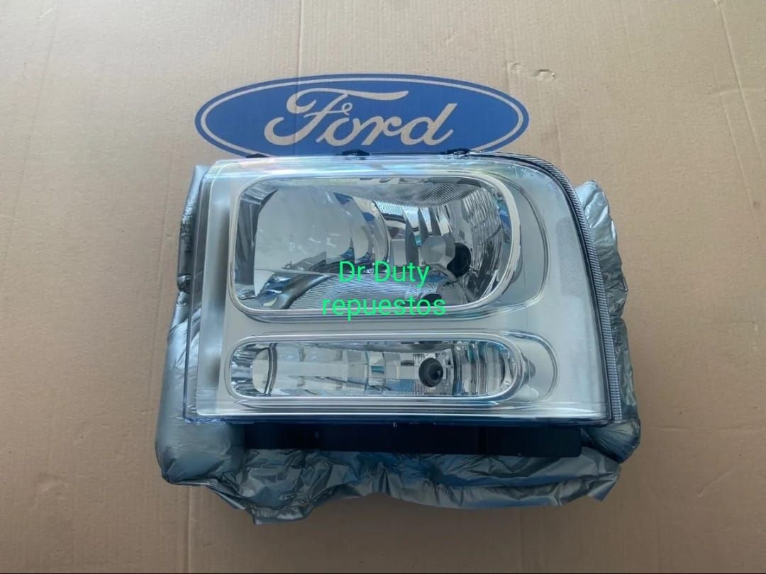 Un nuevo faro de camión Ford con el logotipo de Ford en el fondo.