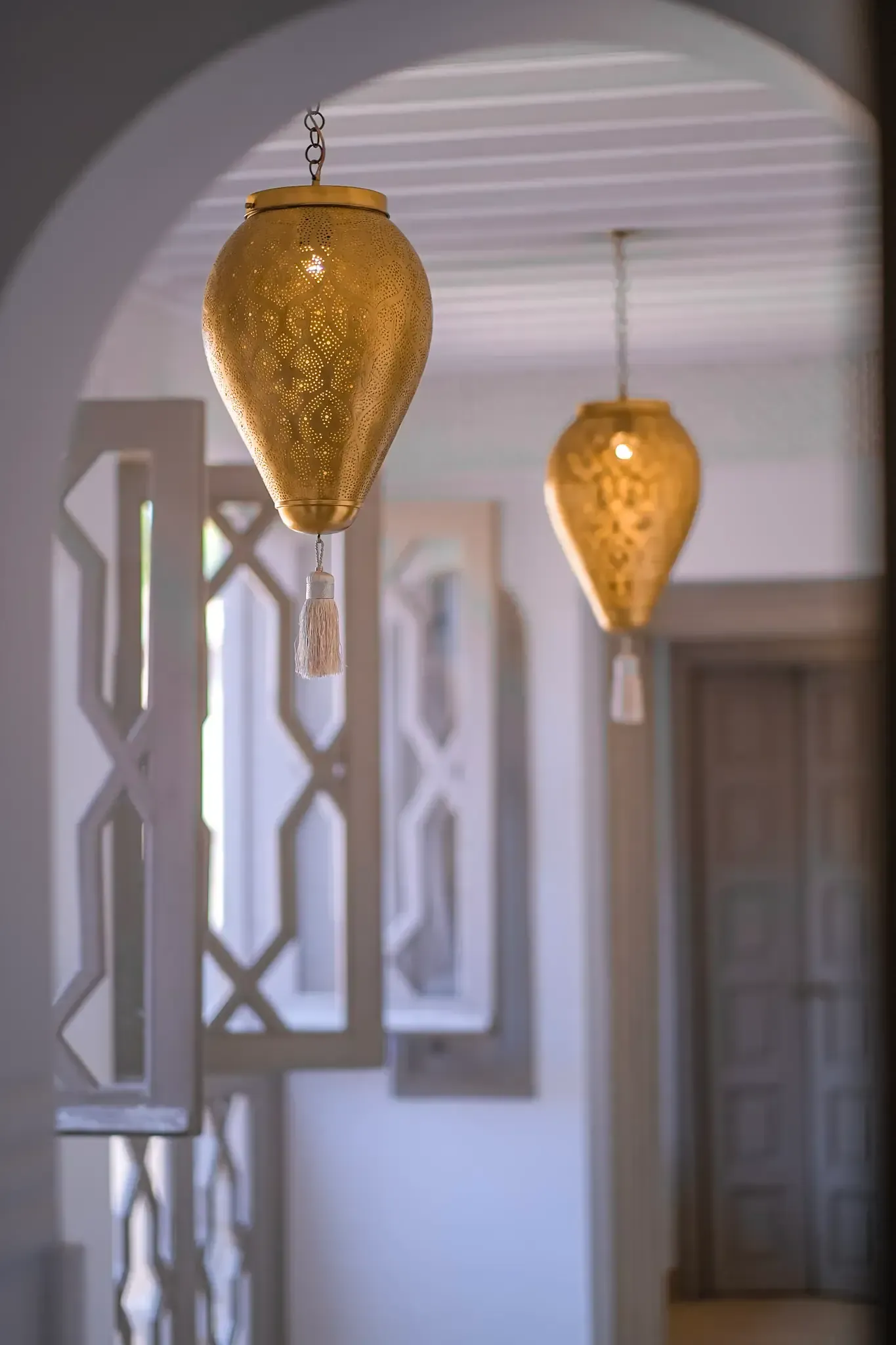 Lanternes dorées et architecture marocaine dans le spa Les Bains de Marrakech