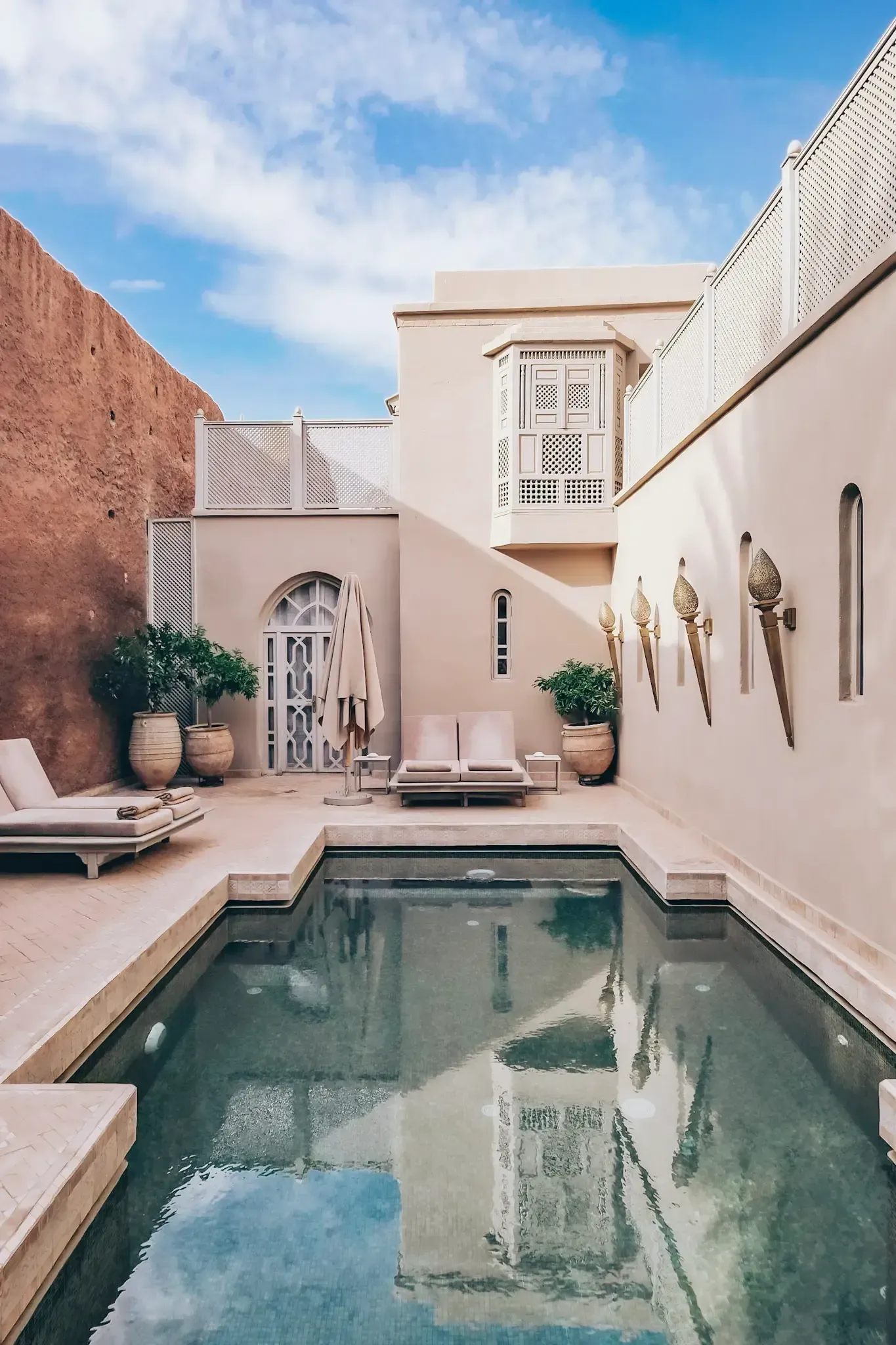 Piscine extérieure de Les Bains de Marrakech dans le patio du riad marocain iconique