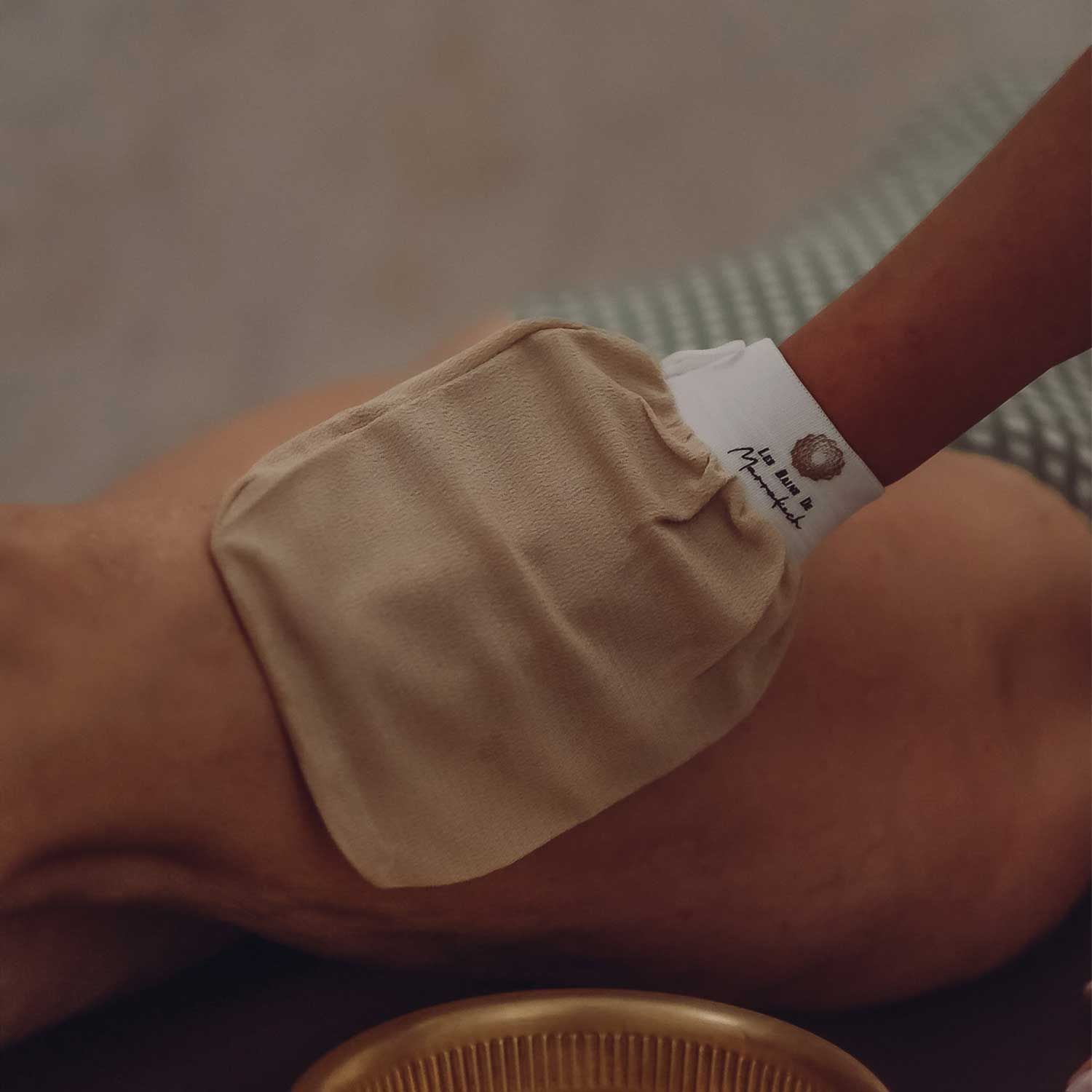 Gant de gommage Les Bains de Marrakech utilisé lors d’un rituel de soin du corps hammam dans le spa iconique à Marrakech