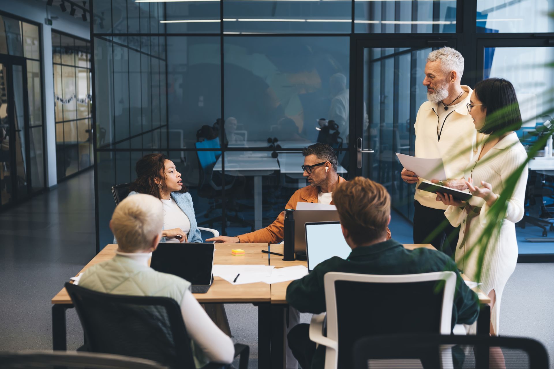 Team hält Meeting an einem Tisch ab