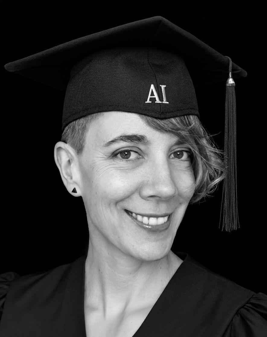 Ein Schwarz-Weiß KI-Bild von Tonya, die einen Doktorantenhut und einen Talar trägt.