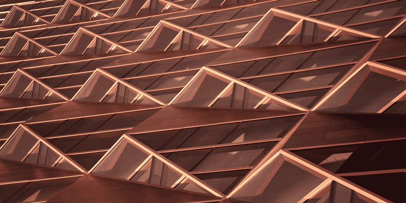 Eine Nahaufnahme einer strukturierten, geometrischen kupferfarbenen Dachstruktur mit dreieckigen geometrischen Formen.