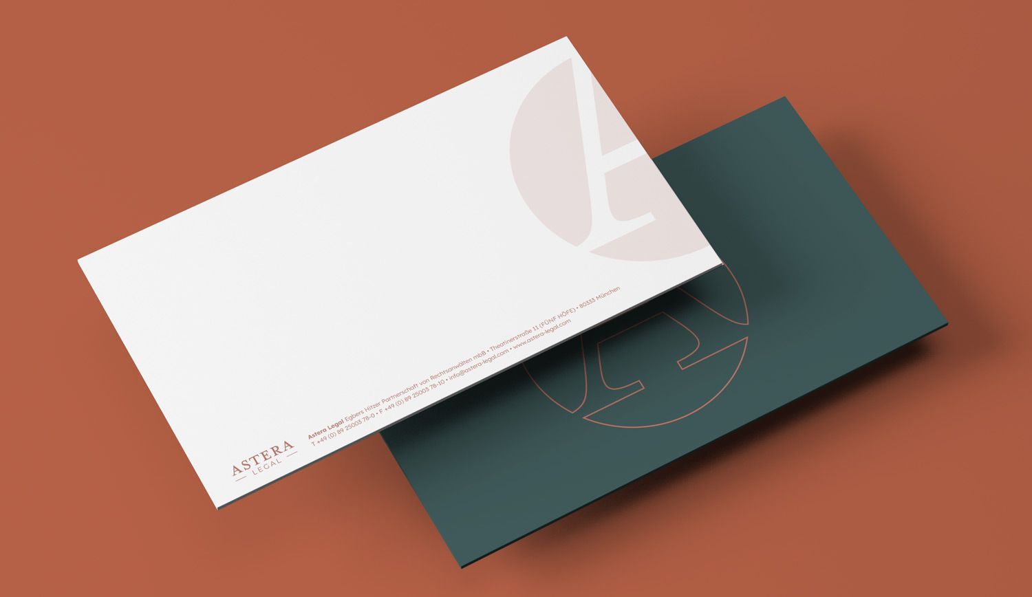 Compliment-Slip von Astera Legal. Vorne zum Schreiben mit Adresse und angeschnittenem „A“. Dunkelgrüner Rücken & Outline „A“.