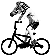 Kind mit Zebrakopf in Schwarzweiß, das auf einem schwarzen Fahrrad-Icon fährt.