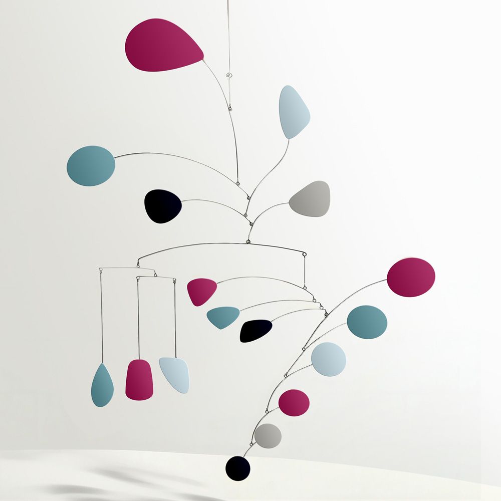 Keyvisual GKW Gruppencoaching: Mobilé mit diversen geometrischen Gruppen, im Gleichgewicht verbunden durch leichte Drähte.