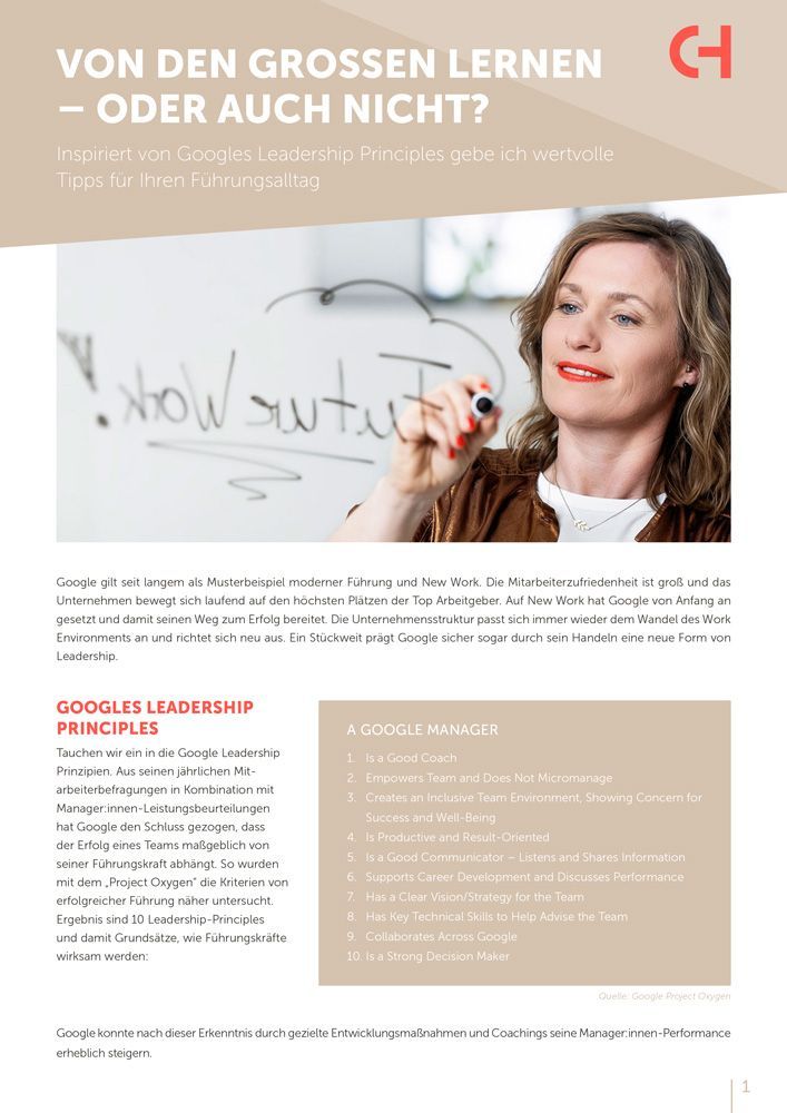 Charlotte Heidsiek schreibt „Future Work“ auf eine Glasscheibe, dadrunter ist Text und Information.