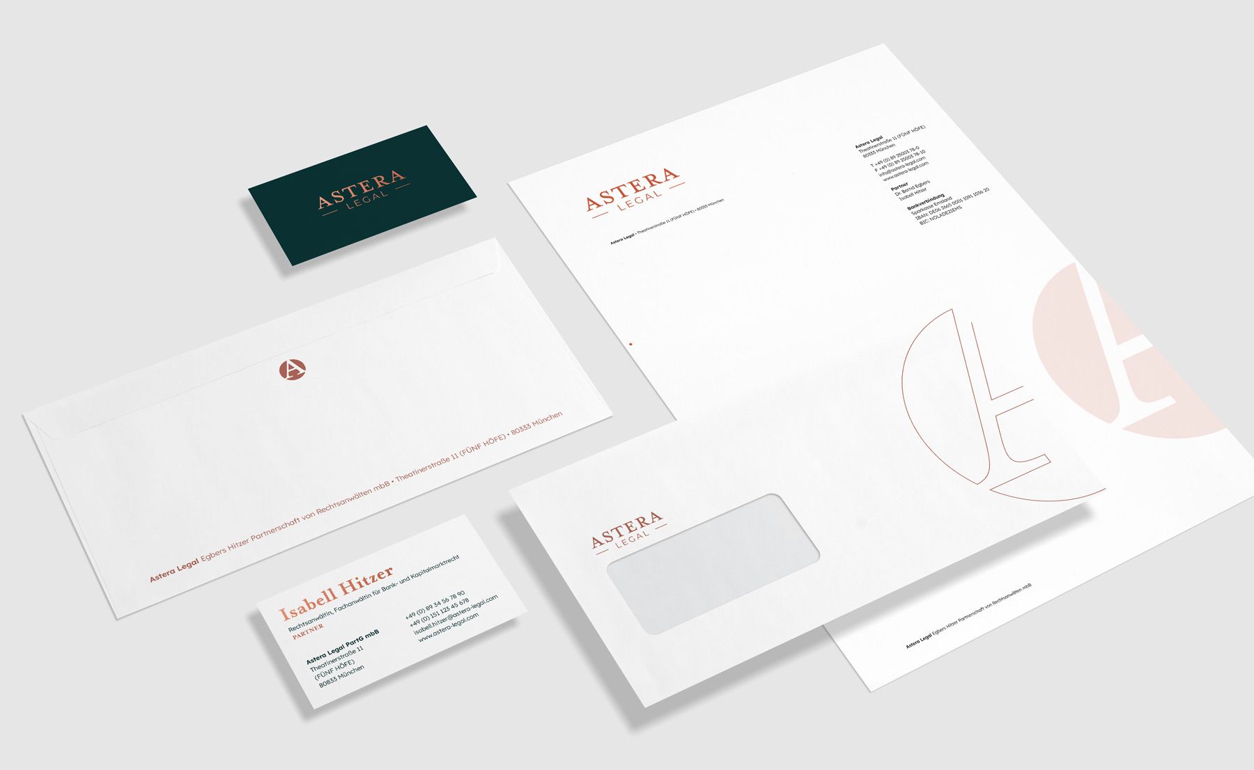 Briefpapier-Set: Visitenkarten, Briefumschlag, Briefkopf auf hellgrauem Hintergrund. 