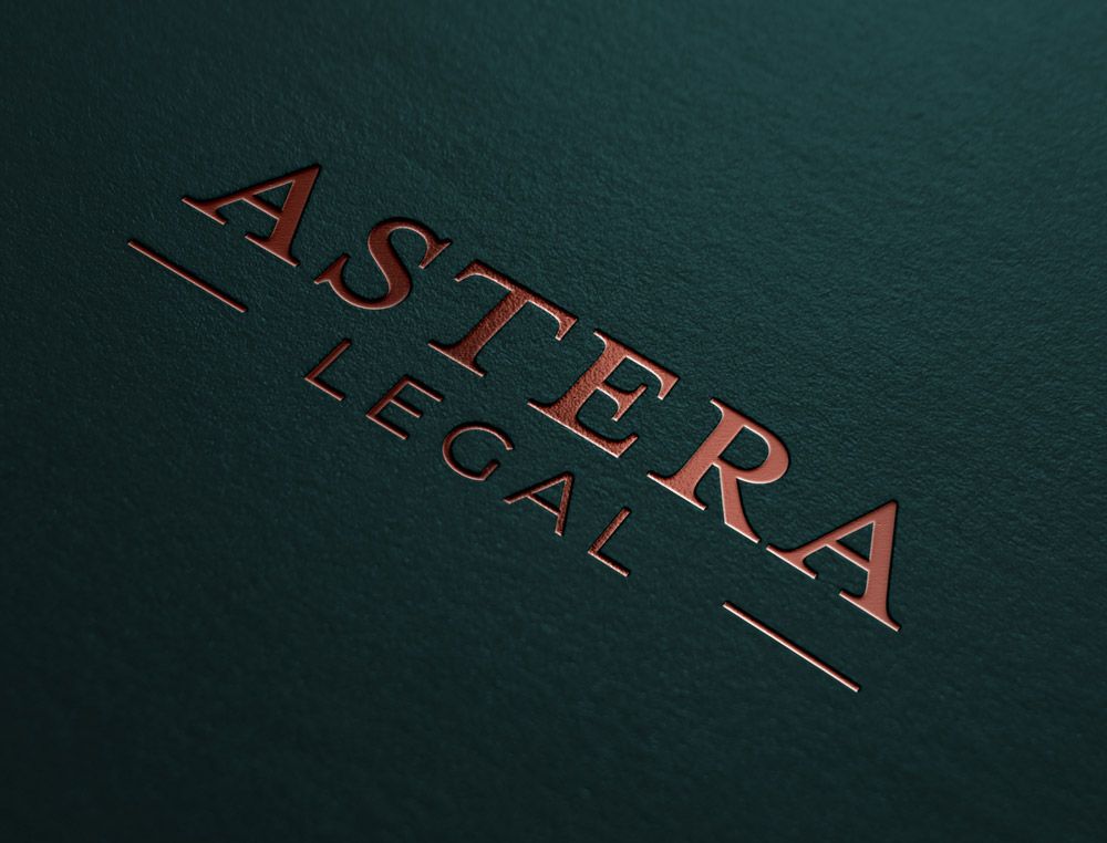 Geprägtes Logo von Astera Legal in Kupfer auf dunkelgrünem Hintergrund.