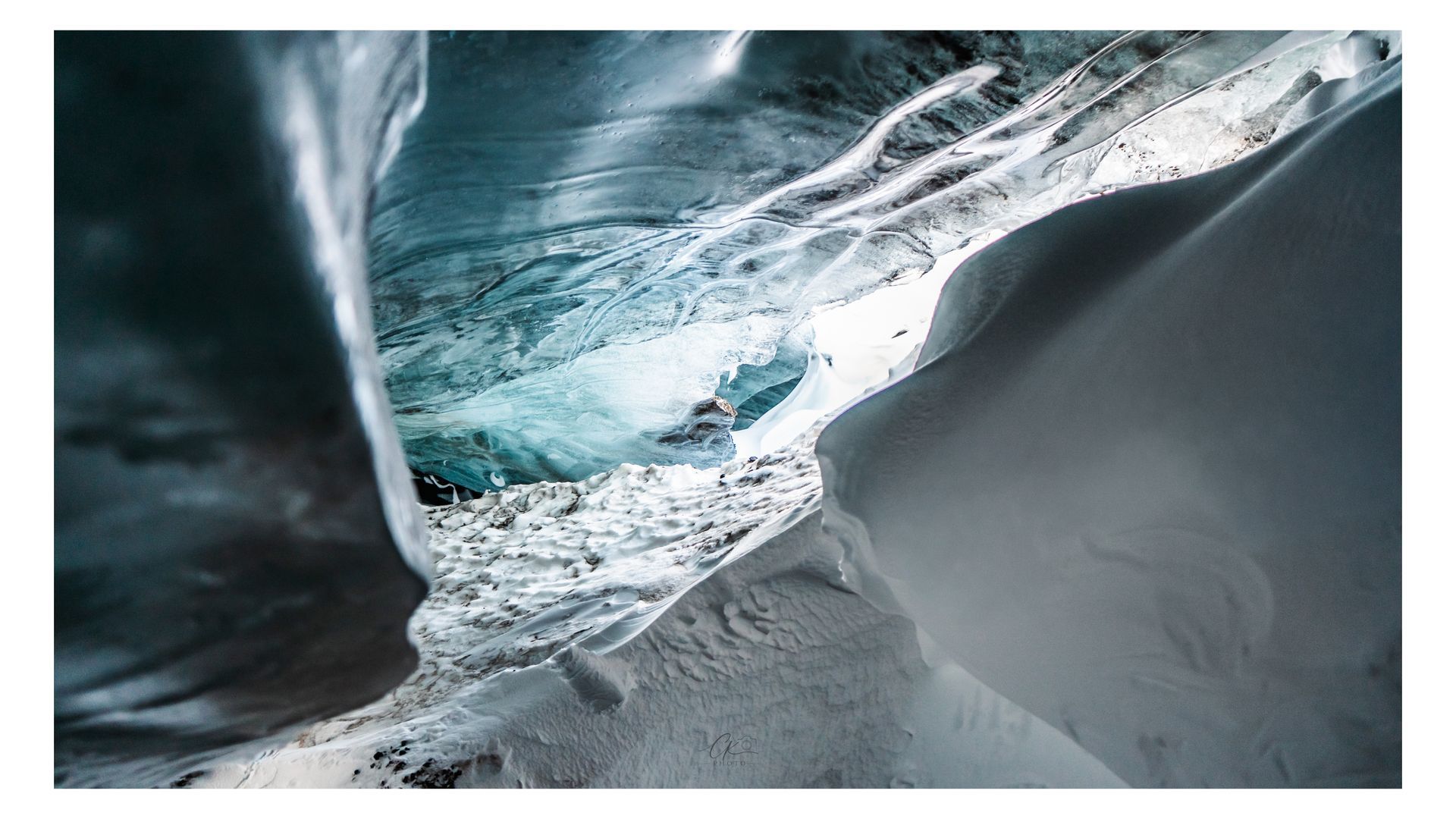 An Ice Cave as seen on an ice cave tour with Sleipnir Glacier Tours.
Sleipnir’s natural ice cave tour starts November 1st. Learn about the Neptune ice cave, Gullfoss departure, tour length, clothing and safety.