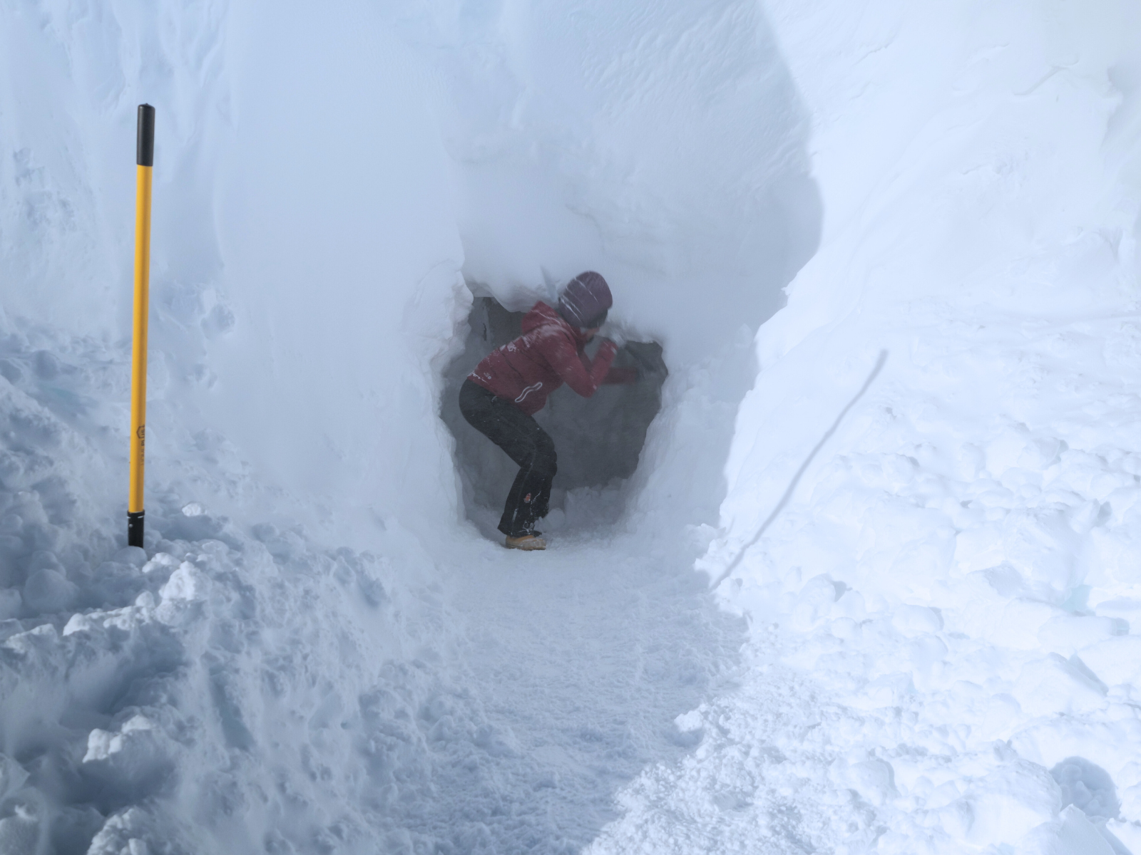 diging_natural_icecave_iceland_langjokull