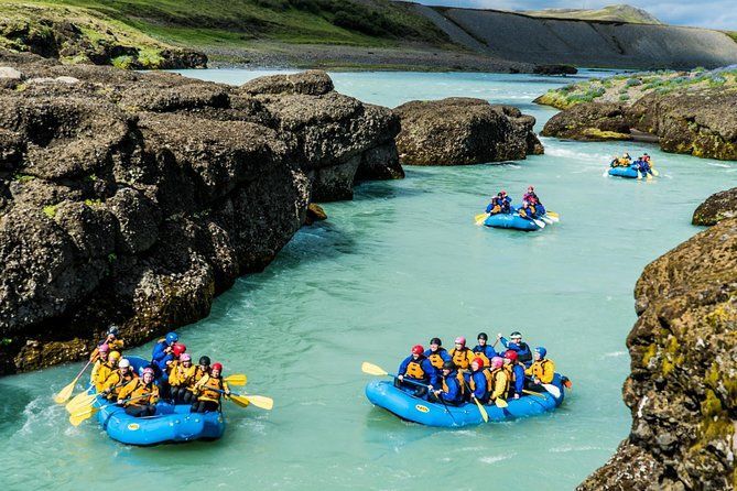 Guests paddeling on boats along the Hvítá river