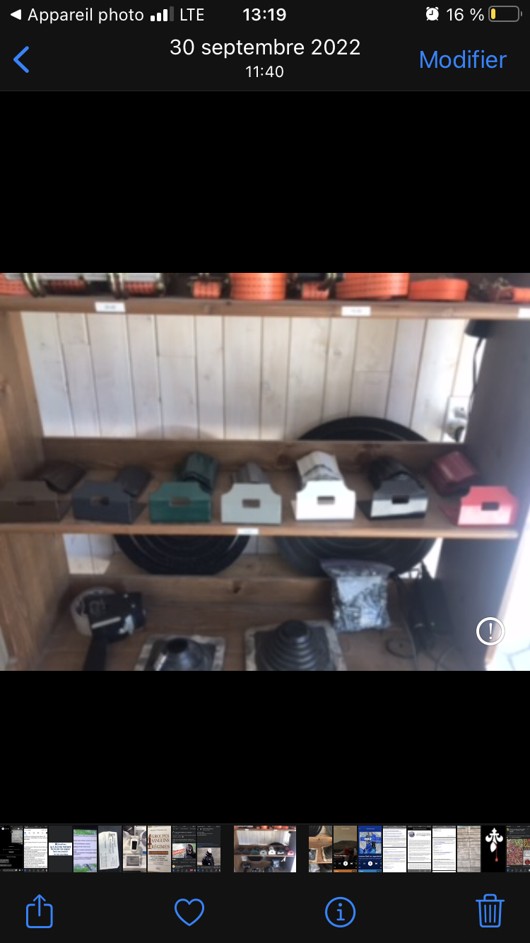 Une photo d'une étagère avec beaucoup d'articles dessus.