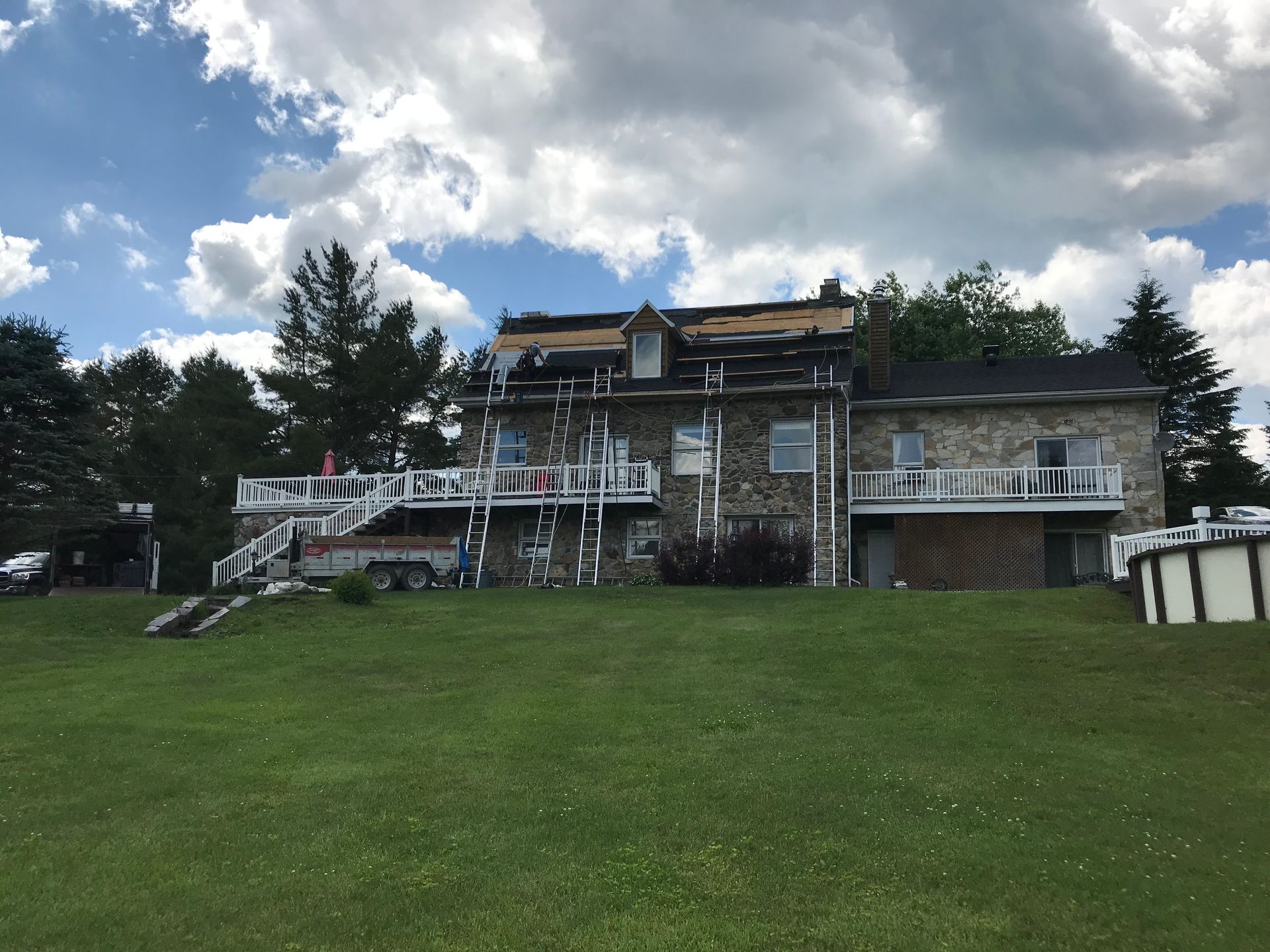 Une grande maison avec un toit en cours de réparation