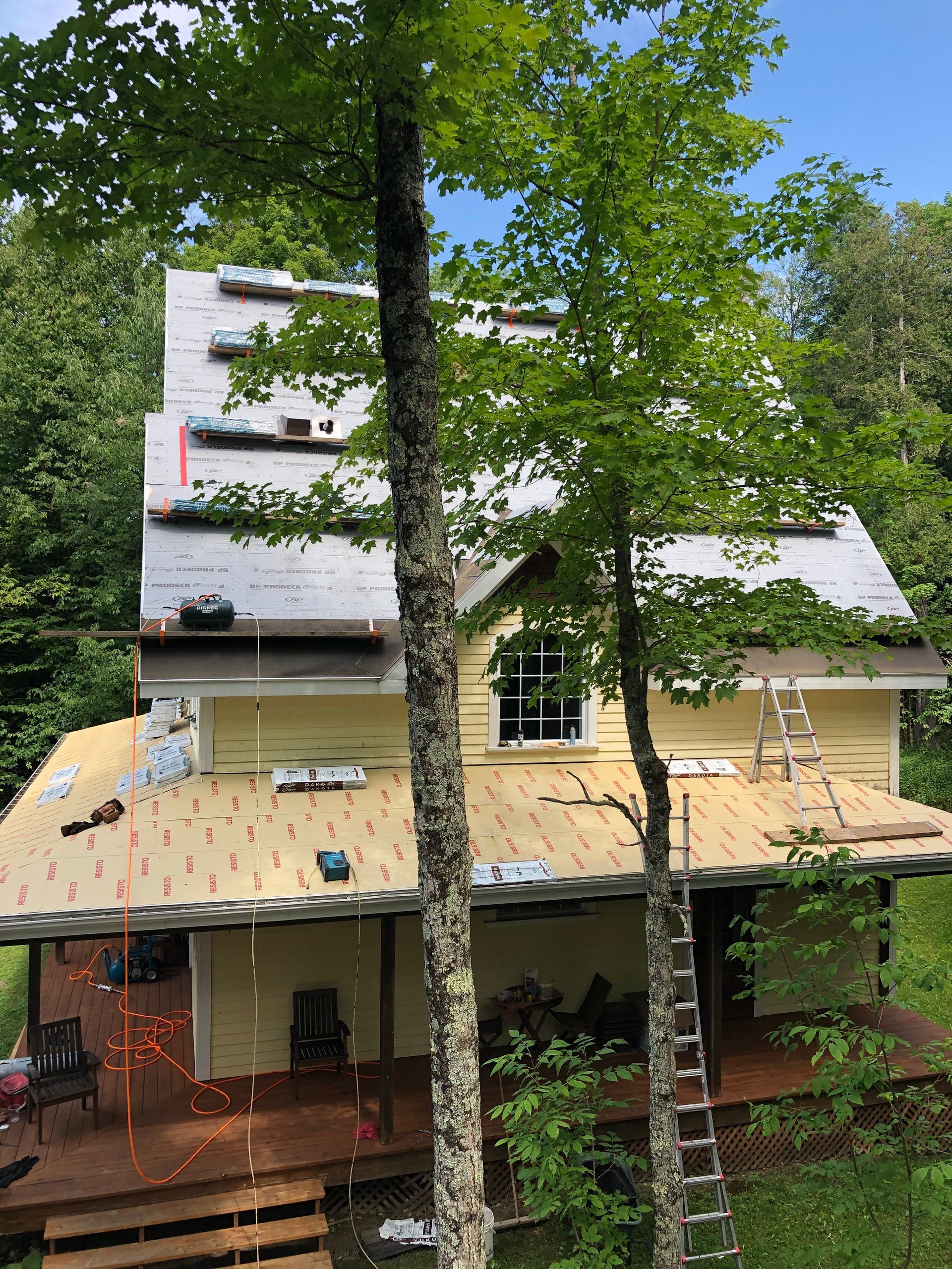 Une maison est en cours de rénovation avec un toit en cours d'installation.