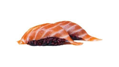 Fette di sashimi di salmone su sfondo bianco