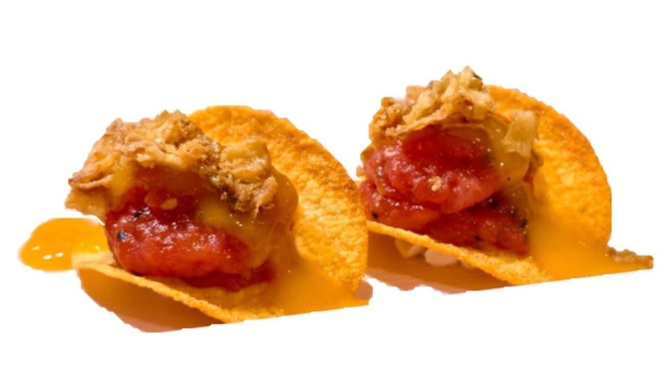 Due metà di taco fritte con ripieno rosso su sfondo bianco
