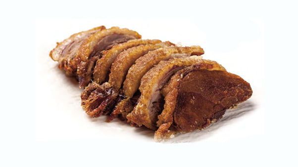 Fette di carne arrosto su sfondo bianco, disposte a ventaglio