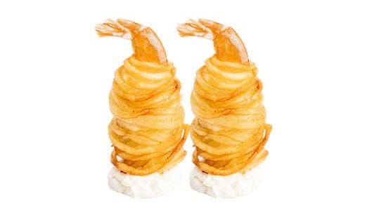 Due spiedini di gamberi fritti, dorati e croccanti, appoggiati su bicchieri bianchi, uno accanto all’altro