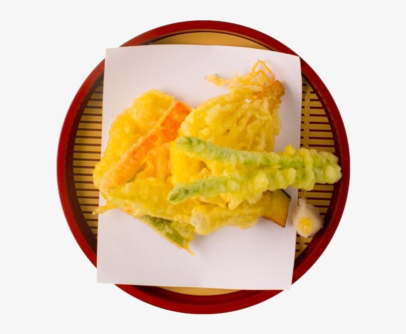 Verdure in tempura su carta bianca in una ciotola rossa