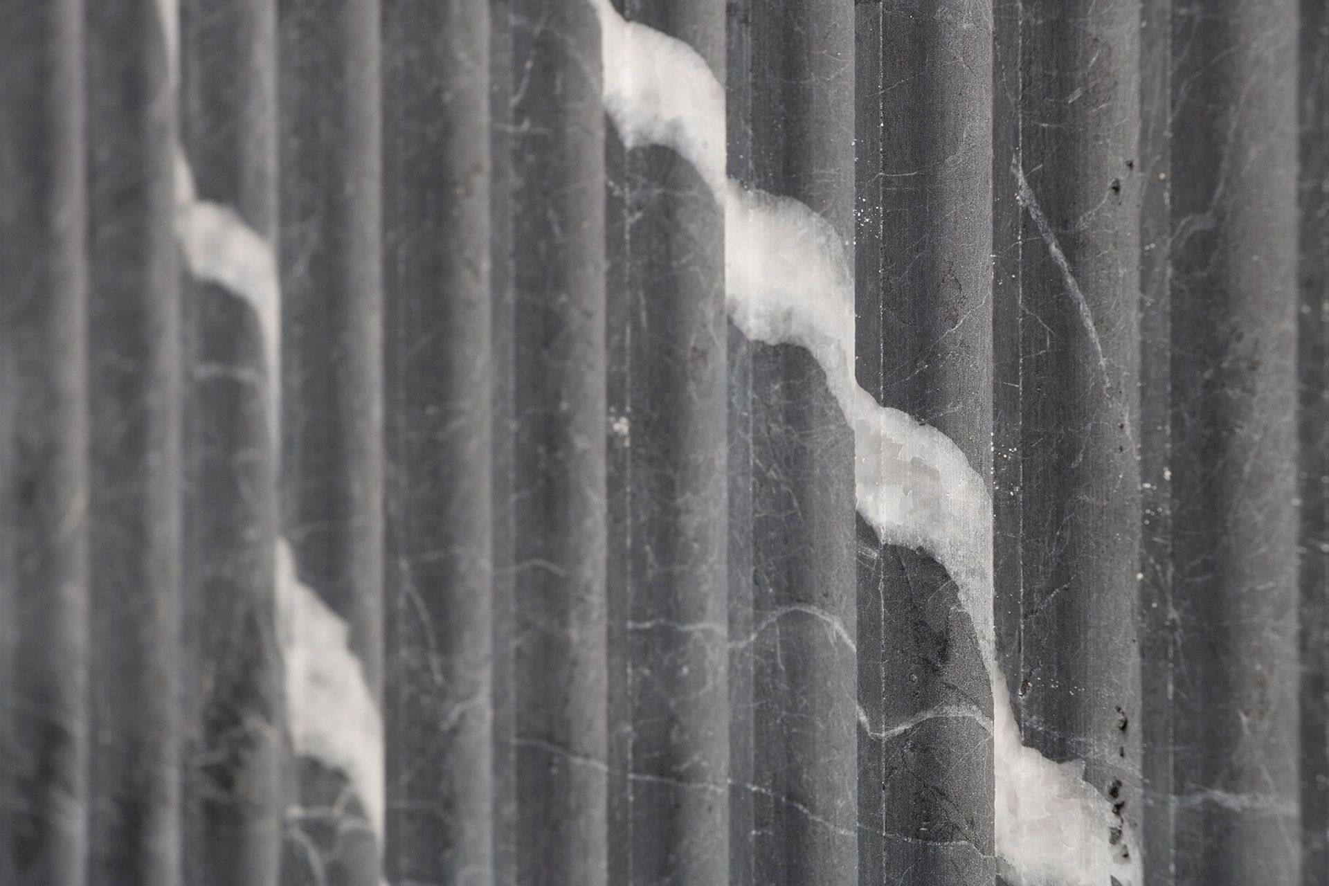 Noirblanc Flut Finish