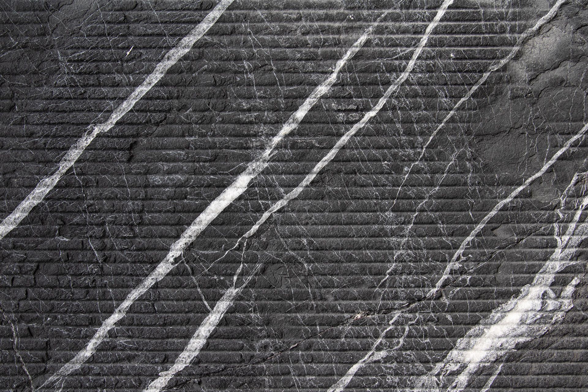 Noirblanc Gap Finish