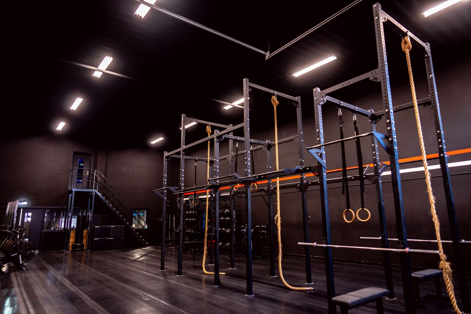 Een sportschool met veel fitnessapparatuur erin