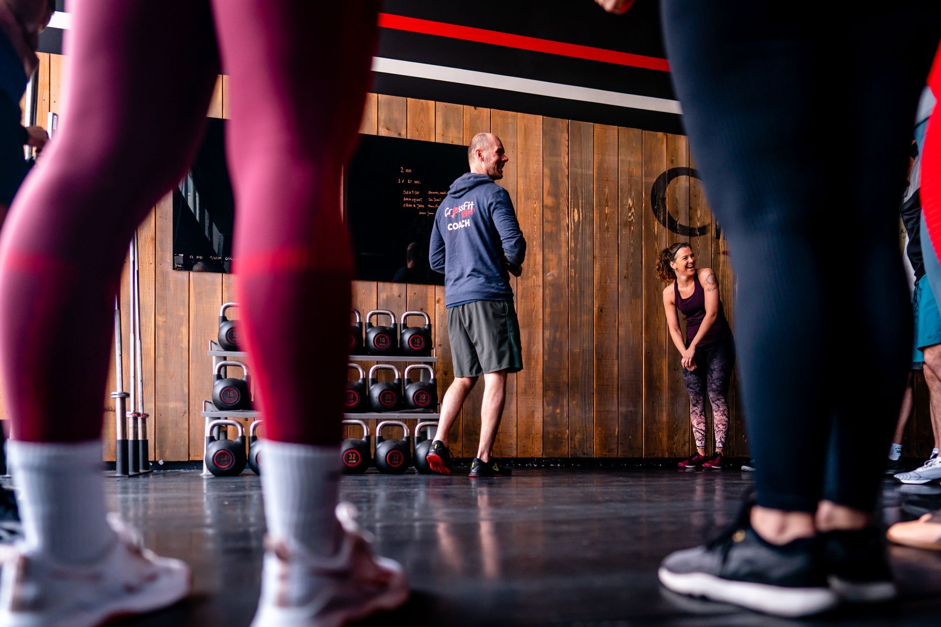 Een groep mensen staat in een gymzaal.