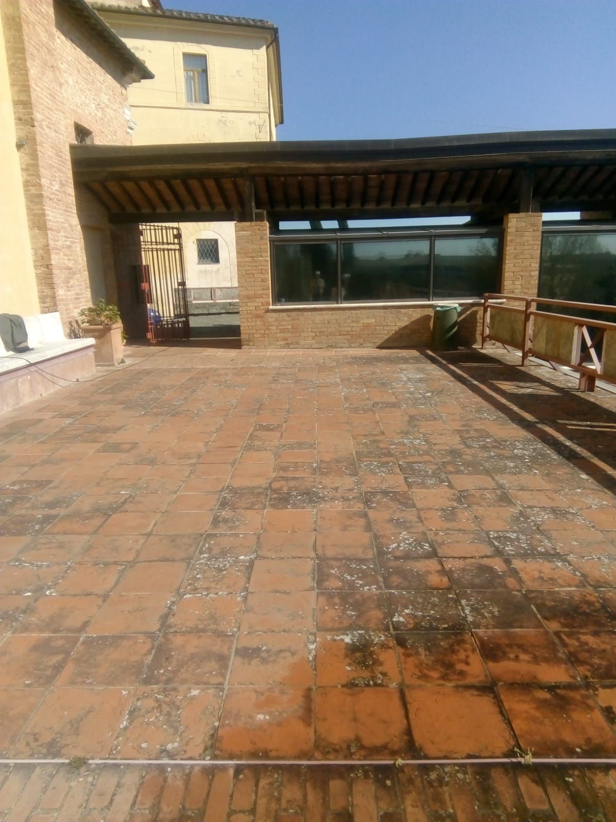 pulizia pavimento piscina, prima