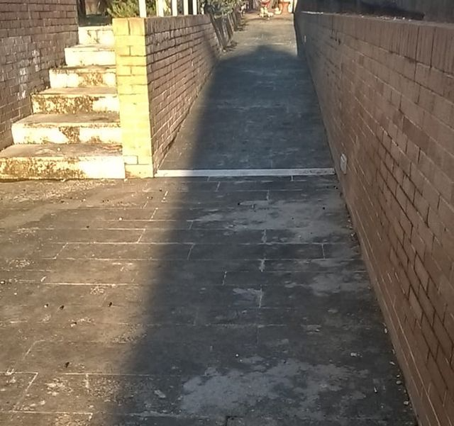 pulizia pavimento piscina, prima