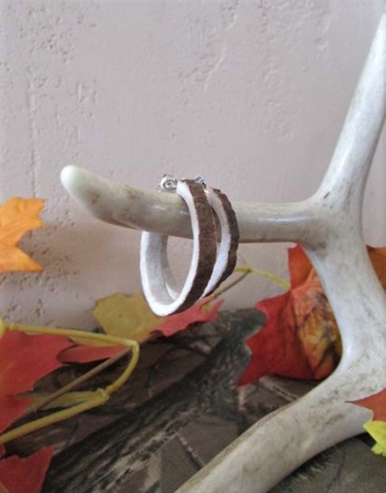 A pair of rings sitting on top of a deer antlers.
