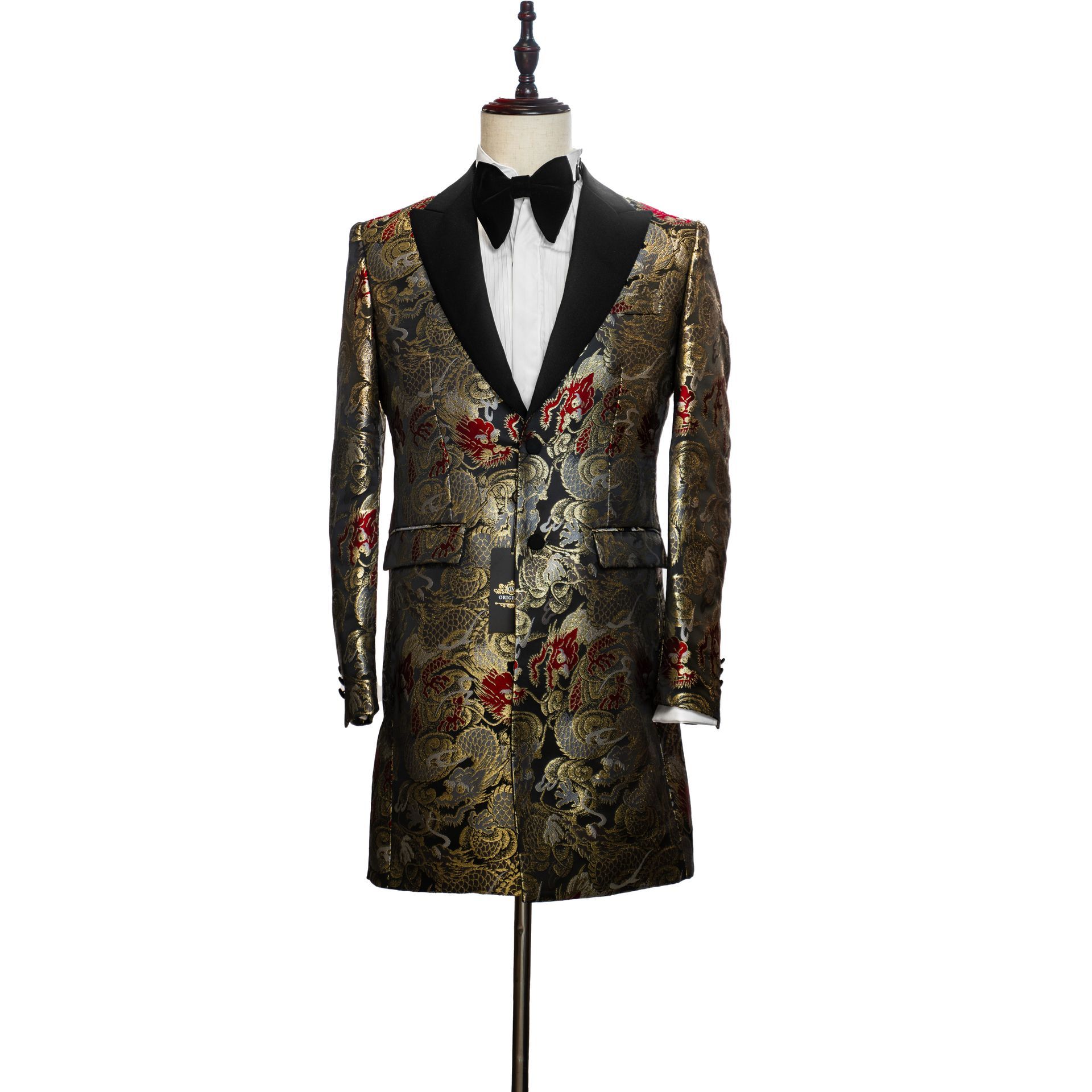 Long jacquard coat, 2 buttons, one open . Big pointy collar with black fabric collar