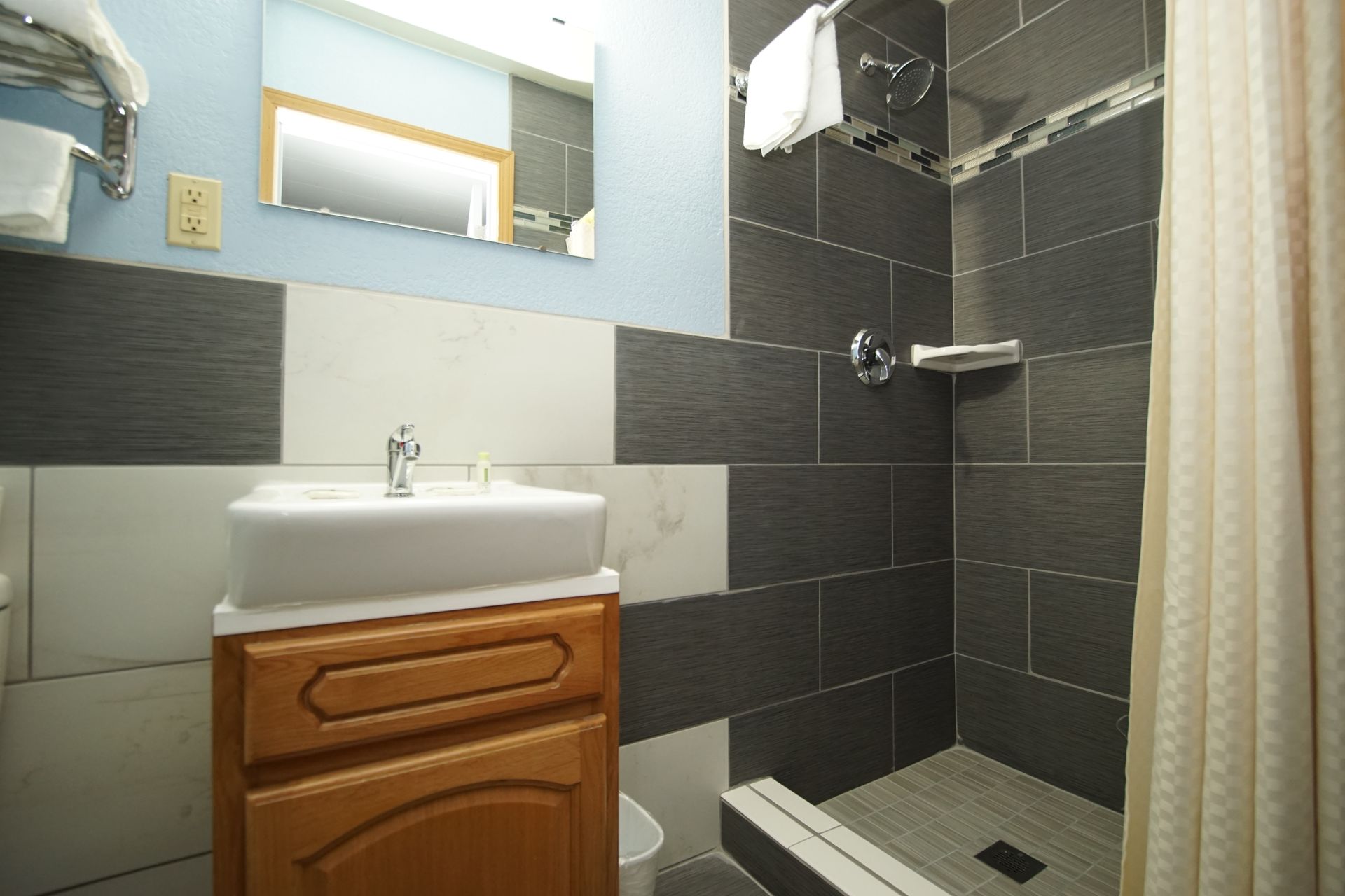 Standard 1 Queen Bathroom
