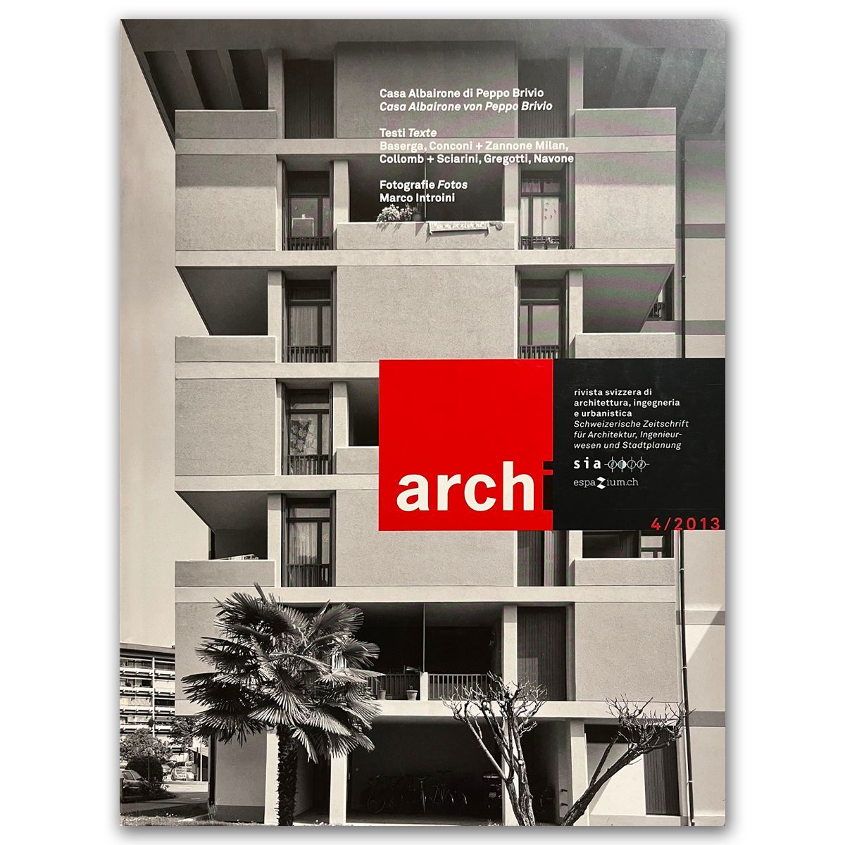 Copertina di una rivista con una facciata architettonica in scala di grigi e la parola 
