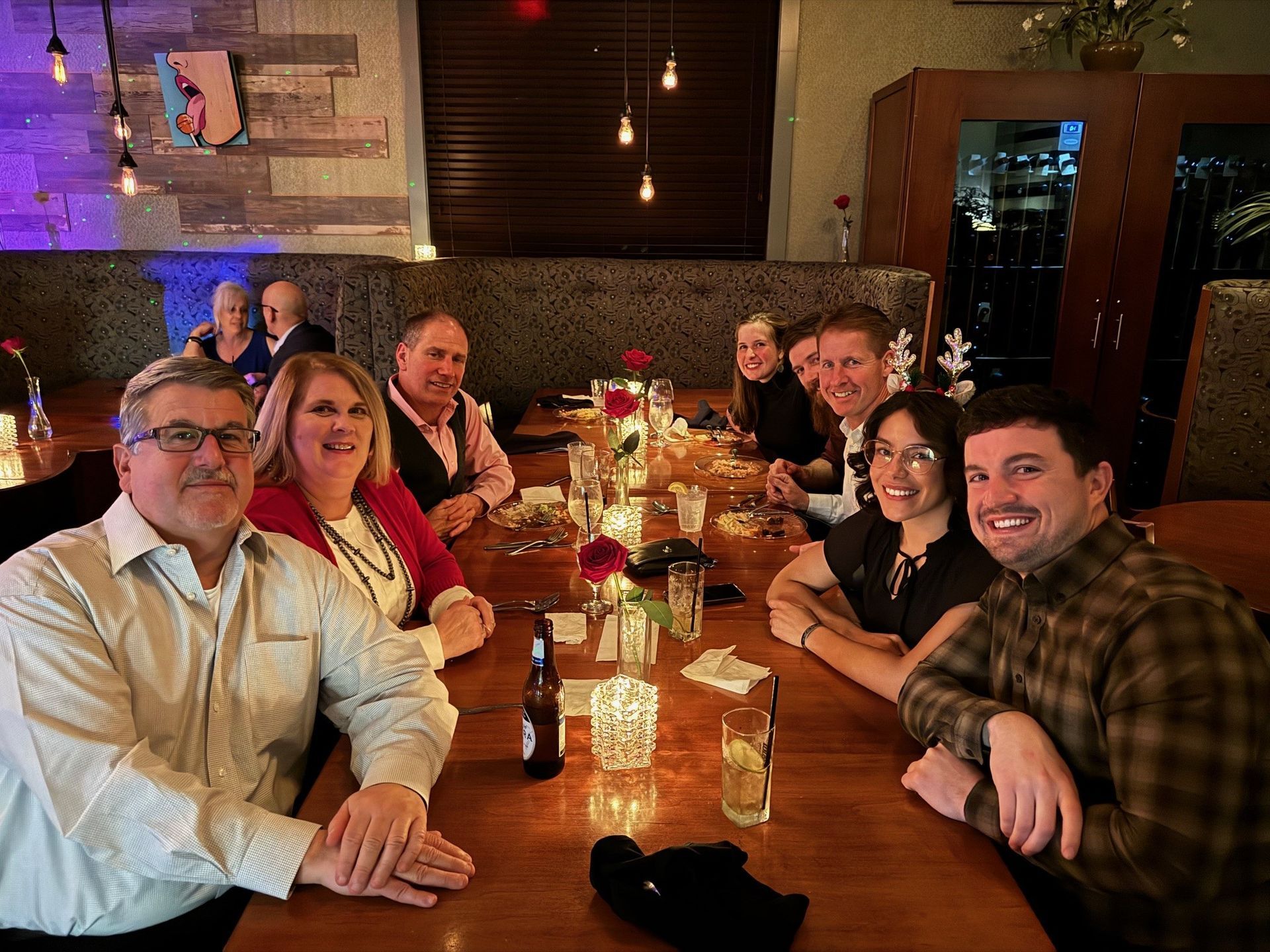 A group of people are sitting at a table in a restaurant.