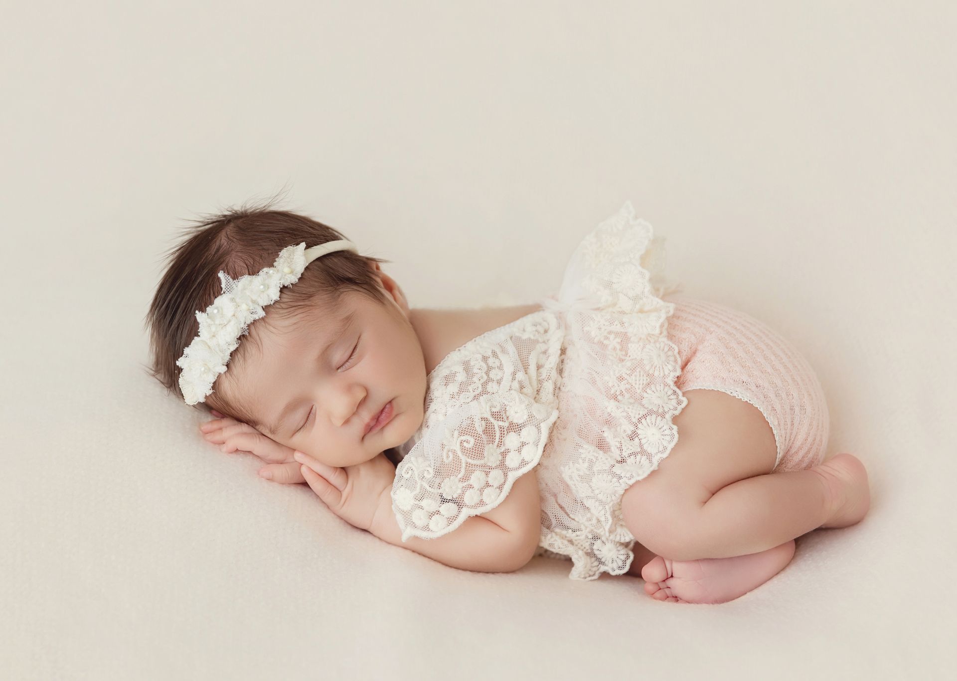 newborn baby girl sleeping peacefully
luxury studio portraits