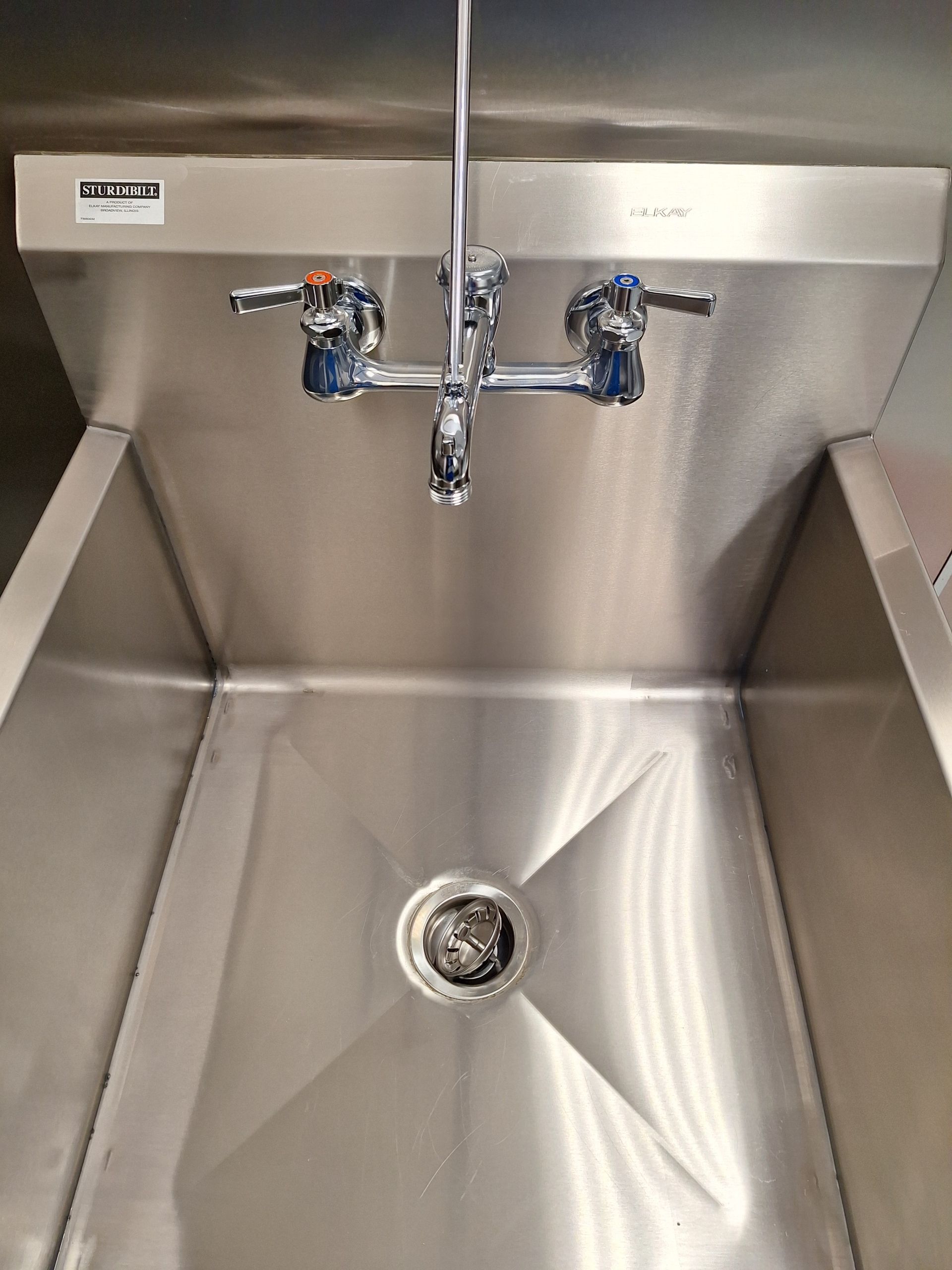 A bathroom with a lot of sinks and mirrors