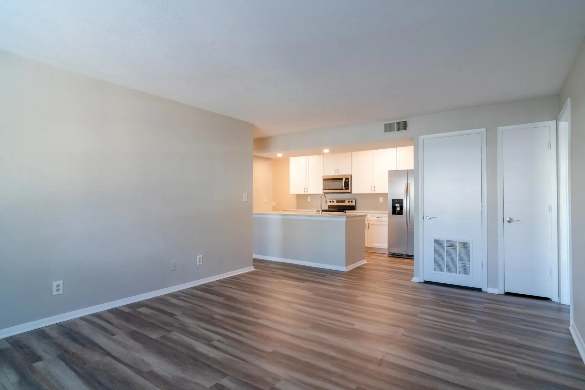 Spacious living area with breakfast bar at 2100 Defoors apartment in Atlanta, GA