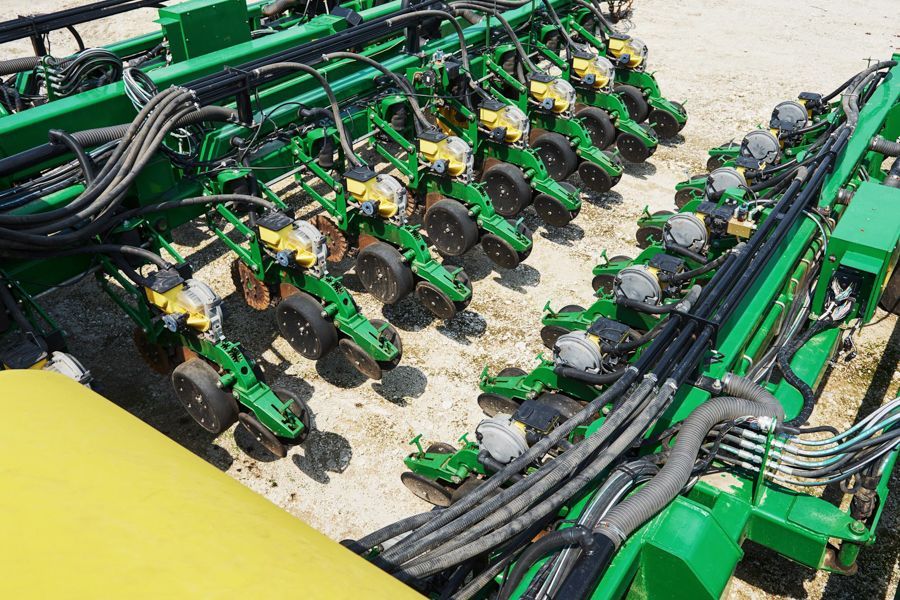 Ein grün-gelbe Maschine für die Landwirtschaft