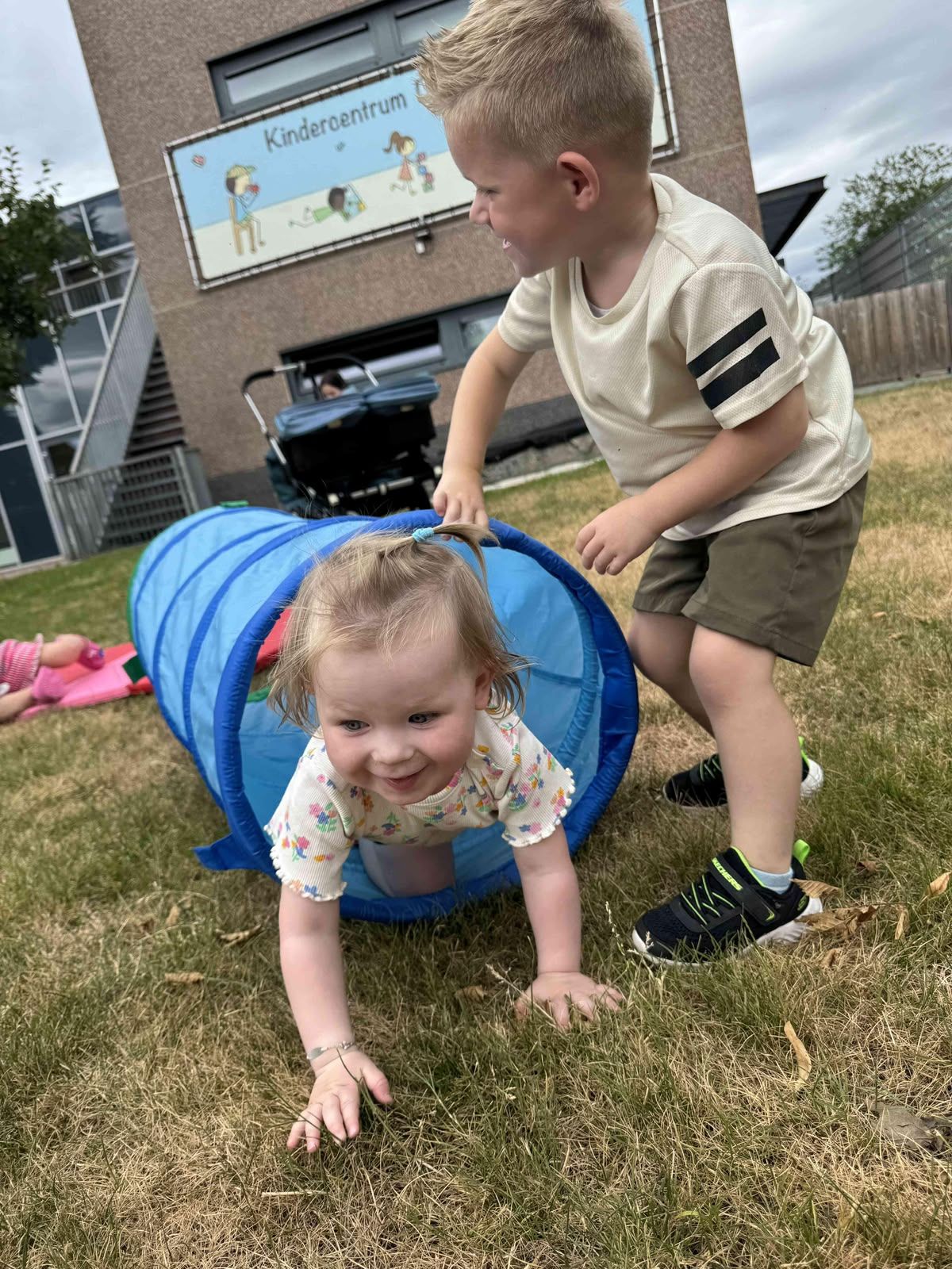 Kinderen spelen buiten