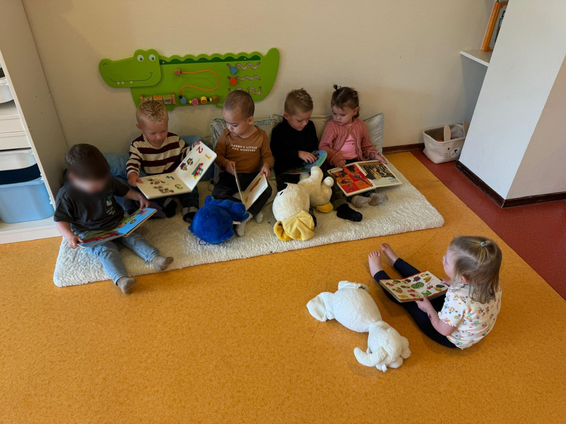 KInderen lezen een boek