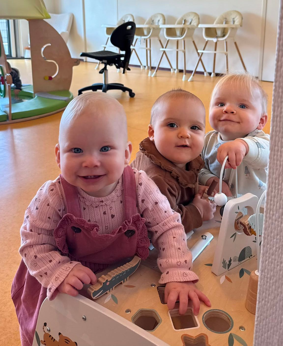 Kinderen wijzen naar camera