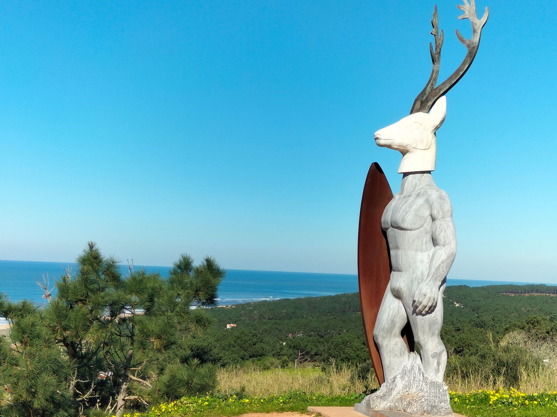 The-Amity-Family-Tours-And-Activities-Nazaré-Portugal-Landscape-Atlantic-Giant-Waves-Sculpture