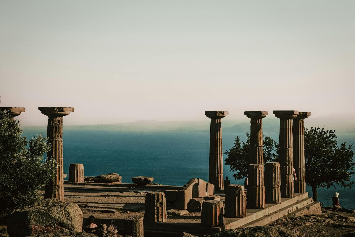 ruins  at delos and sea
