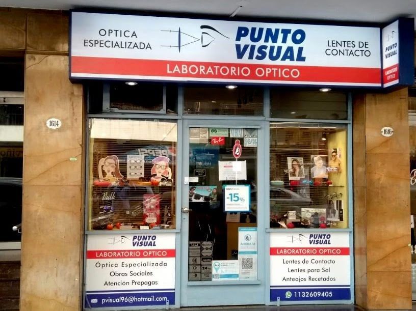 Fachada de una óptica con el letrero
