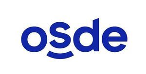 Logotipo azul de “osde” con una línea curva en forma de sonrisa debajo.