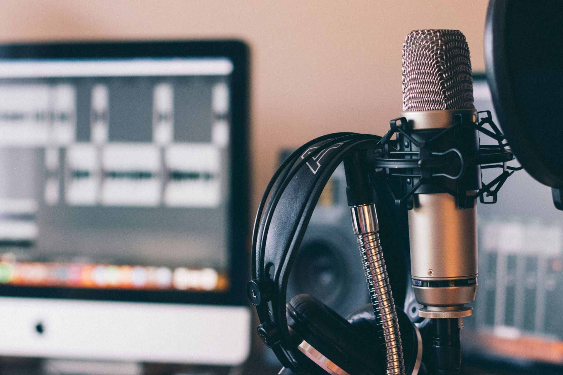 *Nu online! De Rebelz Podcast*

In de Rebelz podcast omarm ik de kracht van onze eigenwijsheid en inspiratie. Samen met inspirerende gasten die ieder vanuit eigenwijsheid hun paden verkennen ga ik in gesprek om te laten inspireren. Sta open voor nieuwe inzichten en laat je meevoeren op een reis naar verborgen krachten en onverwachte ontdekkingen.
