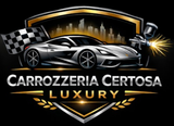 Logo per Carrozzeria Certosa Luxury: auto sportiva argentata con bandiera a scacchi, spruzzatore di vernice e skyline della città.